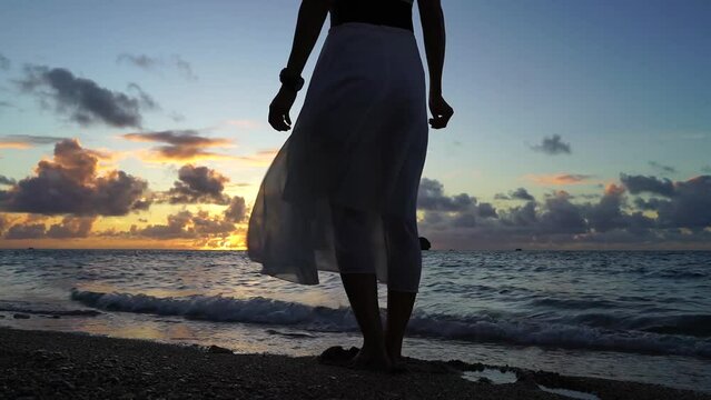 沖縄の美しいビーチでくつろぐ女性
