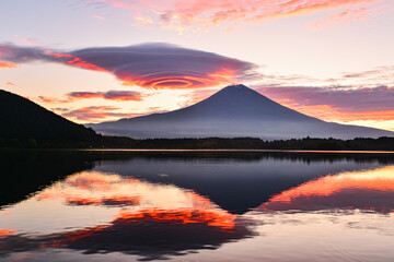 Fototapeta na wymiar 富士山と吊るし雲