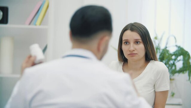 4k slow motion video of pregnant woman speaking with a doctor.