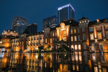東京都 ライトアップされた雨の日の東京駅丸の内駅舎 夜景