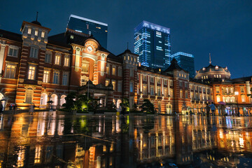 東京都 ライトアップされた雨の日の東京駅丸の内駅舎 夜景