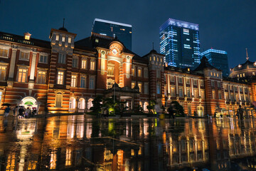 Fototapeta na wymiar 東京都 ライトアップされた雨の日の東京駅丸の内駅舎 夜景