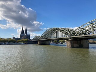 Blick &uuml;ber den Rhein mit Hohenzollernbr&uuml;cke und Dom in K&ouml;ln