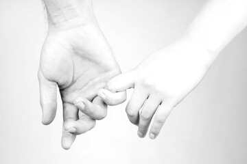 Sesja czarno-biała ilustrująca ludzkie emocje za pomocą dłoni - miłość
