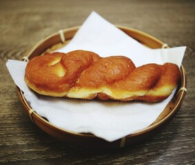 Beaided bread plate with tissue on plate