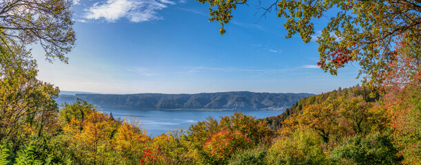 Herbst Landschaft mit Blick über den Bodensee und Berge im Hintergrund 