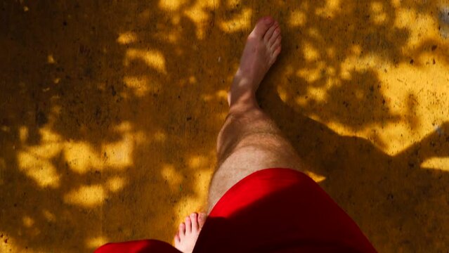 Jambres d'homme marchant pieds nus sur une route jaune