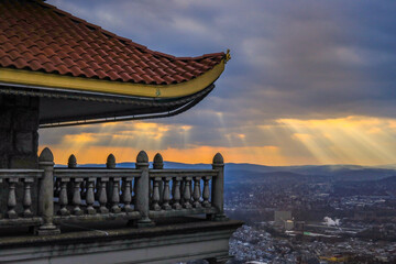 Naklejka premium Pagoda in reading Pennsylvania at sunset with sun rays