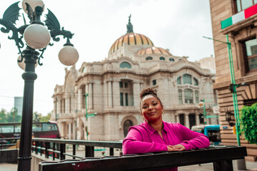 Obraz premium beautiful black girl traveling alone