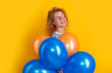 Fototapeta na wymiar party woman with balloon in sunglasses. positive woman hold party balloons in studio.