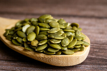 Wooden spoon with pumpkin seeds. It favors relaxation and promotes well-being, assists in weight loss, helps maintain muscle mass, protects cells in the body and reduces inflammation.