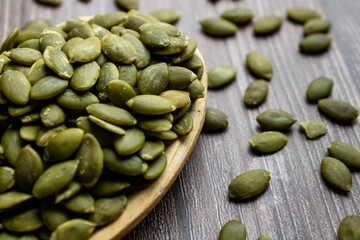 Wooden spoon with pumpkin seeds. It favors relaxation and promotes well-being, assists in weight loss, helps maintain muscle mass, protects cells in the body and reduces inflammation.