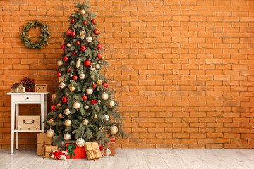 Table with cube calendar, Christmas tree and presents near brick wall