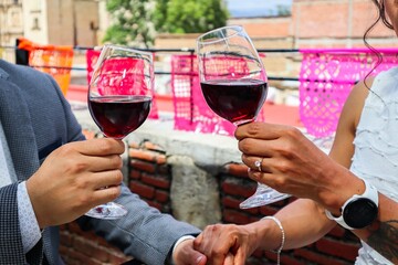 Propuesta de matrimonio con copas de vino