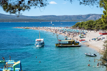 Beroemde Zlatni Rat, zandstrand op het prachtige eiland Brac, Kroatië, een van de beroemdste Kroatische stranden met het eiland Hvar in de verte