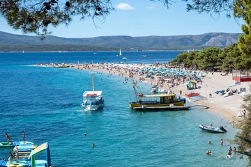 Photo sur Plexiglas Plage de la Corne d'Or, Brac, Croatie Célèbre Zlatni Rat, plage de sable sur la magnifique île de Brac, Croatie, l& 39 une des plages croates les plus célèbres avec l& 39 île de Hvar au loin