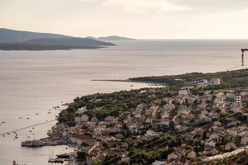 Cercles muraux Plage de la Corne d'Or, Brac, Croatie Amazing view from the mountain on town of Bol on Brac island and famous Zlatni Rat beach at sunset