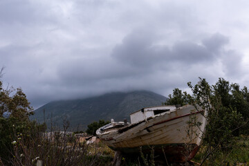 Fototapeta na wymiar old boat abandonned on a peloponnese field