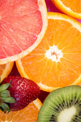 Frutas frescas: naranja, frutilla, kiwis y pomelos. Fondo para recursos gráficos