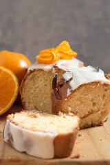 Delicioso budín de naranja preparado en tabla de madera. Meriendas y aperitivos