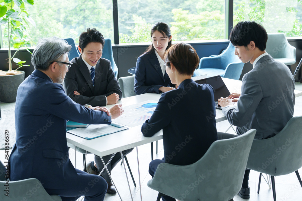 Poster オフィスで会議をするビジネスパーソン