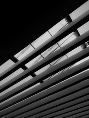 Naklejka premium czarno-biały wzór tekstury betonowych filarów i świetlika