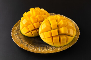 花形にカットした国産完熟マンゴー④　Domestically grown ripe mango