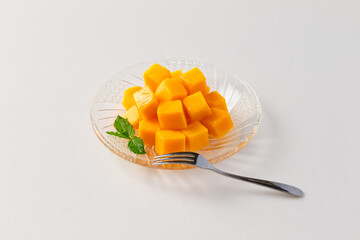 カットした国産完熟マンゴー mango