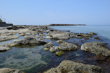 湯野浜海岸の岩場風景 ／ 山形県の湯野浜海岸は、非常にきれいな白砂と奇岩怪石の磯が続く美しい景観のリゾート地です。湯野浜は全国の名所の中から「日本の夕陽百選」にも選ばれたエリアです。日本海に沈む夕陽は大変素晴らしい景観で、日本海トップランクのリゾート地として、五感の全てを満たす多くの魅力にあふれたエリアです。