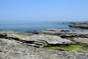 湯野浜海岸の岩場風景 ／ 山形県の湯野浜海岸は、非常にきれいな白砂と奇岩怪石の磯が続く美しい景観のリゾート地です。湯野浜は全国の名所の中から「日本の夕陽百選」にも選ばれたエリアです。日本海に沈む夕陽は大変素晴らしい景観で、日本海トップランクのリゾート地として、五感の全てを満たす多くの魅力にあふれたエリアです。