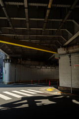 東京神田・ガード下の交差点