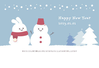 笑顔のウサギと雪だるまのキャラクターのいる冬の風景のかわいい年賀状