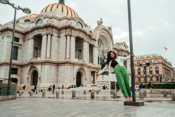 Obraz premium beautiful indian girl traveling alone