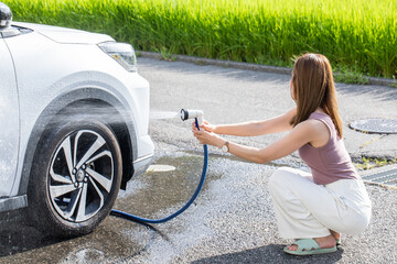 洗車する女性　car wash	