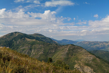 Fototapeta premium Summer mountain landscape in the USA. Sunny day and cloudy sky, hills view. High-quality photo