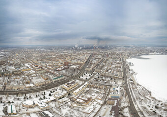 Obraz premium Winter view of the embankment of the city of Nizhny Tagil and the metallurgical plant from above. Environmental problem of environmental pollution and air in large cities
