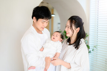 Obraz premium メインビジュアルにも！リビングでの家族のポートレート 