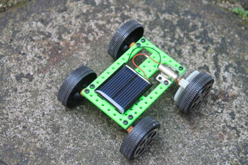 The self-assembled toy car can walk with the help of sunlight on the paving floor