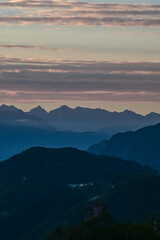 Sonnenaufgang über den Bergen von Südtirol bei Meran und Bozen, Italien