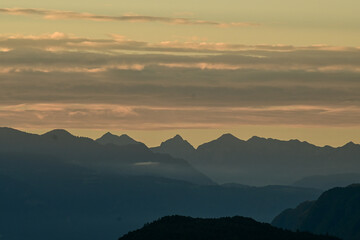 Sonnenaufgang über den Bergen von Südtirol bei Meran und Bozen, Italien