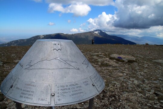 Poste met&aacute;lico informativo en la cima de La Bola del Mundo, Navacerrada, Espa&ntilde;a. Panel informativo donde con la silueta de los picos cercanos se explica lo visto en el horizonte, Pe&ntilde;alara.