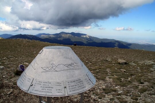Poste met&aacute;lico informativo en la cima de La Bola del Mundo, Navacerrada, Espa&ntilde;a. Panel informativo donde con la silueta de los picos cercanos se explica lo visto en el horizonte.
