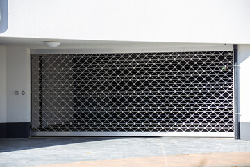 Rollgittertor an einem Wohnkomplex © U. J. Alexander