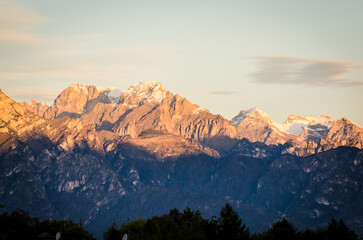 La catena montuosa dell'Alpago in provincia di Belluno illuminata dalla luce dell'alba