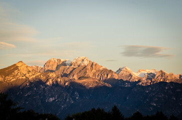 Fototapeta na wymiar La catena montuosa dell'Alpago in provincia di Belluno illuminata dalla luce dell'alba