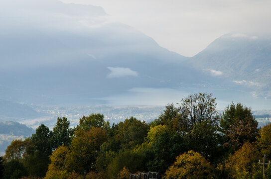 Il lago di Santa Croce in Alpago avvolto dalla bruma visto dalla salita verso il monte Dolada