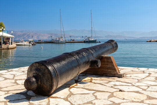Kanone im Hafen von Kassiopi, Korfu, Griechenland