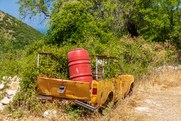 Wrack eines Autos in den Ruinen des verlassenen Dorfes Perithia auf Korfu, Griechenland