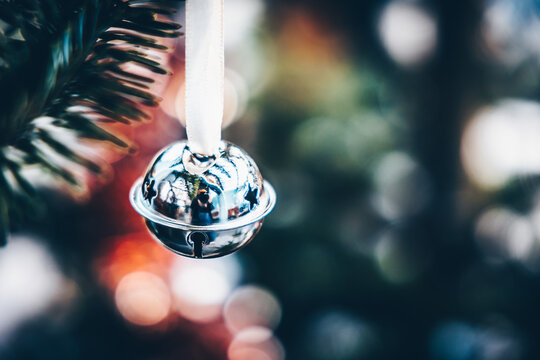 Grelot argent&eacute; dans le sapin de No&euml;l