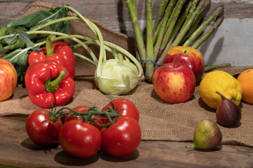 Frisches Gemüse und Obst rustikal